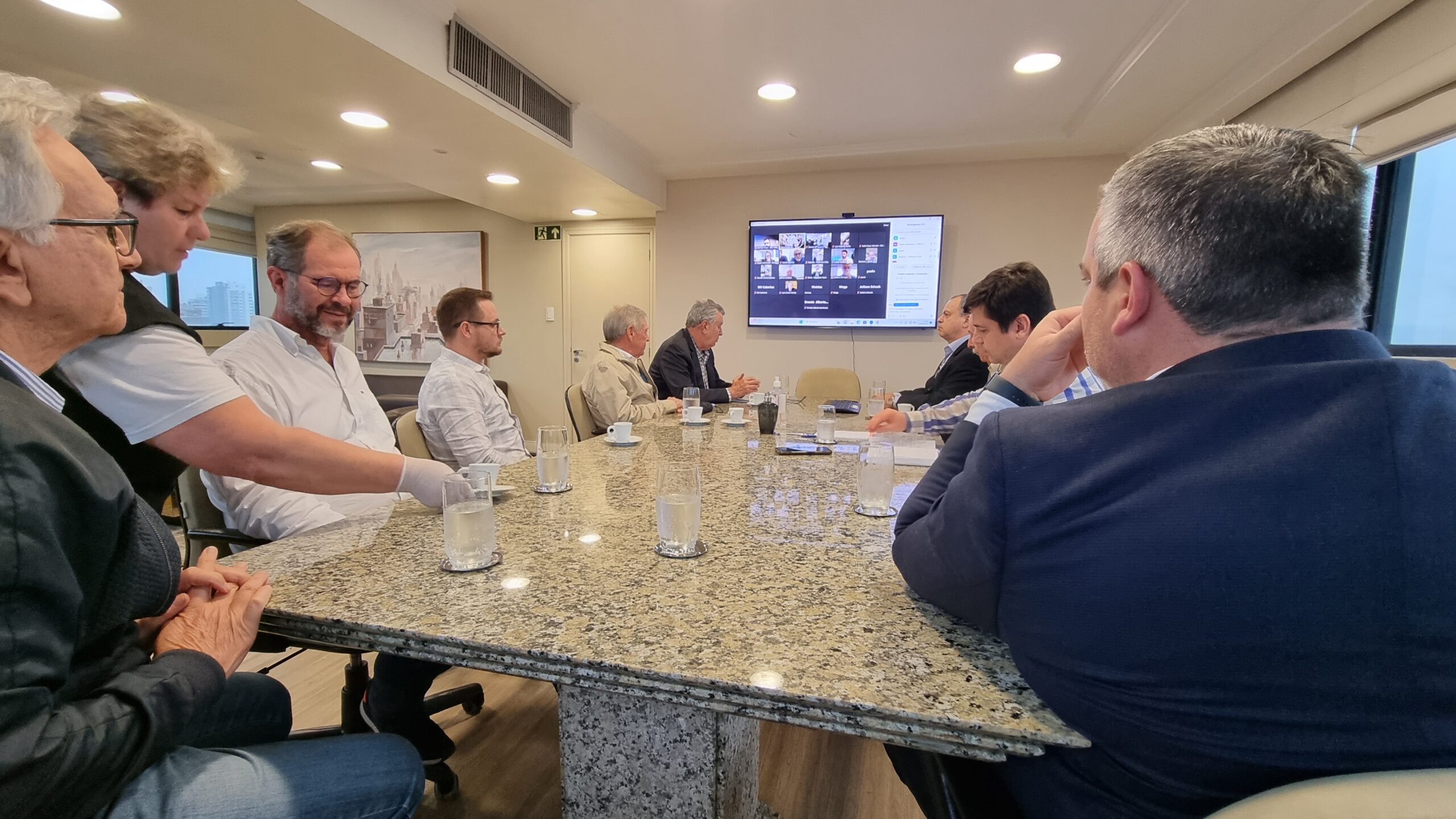 Heinze reúne especialistas para debater soluções viáveis de combate a