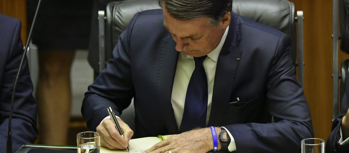presidente bolsonaro sanciona lei que garante r 1 2 bilhão para o novo